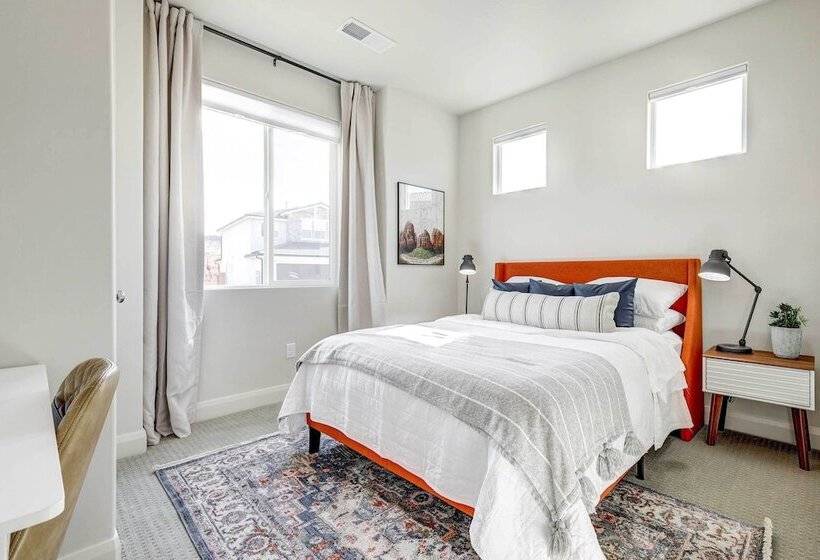 Washington Home W/ Mtn Views, Near Hiking!