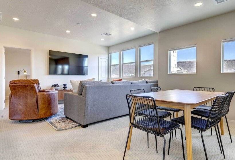 Washington Home W/ Mtn Views, Near Hiking!