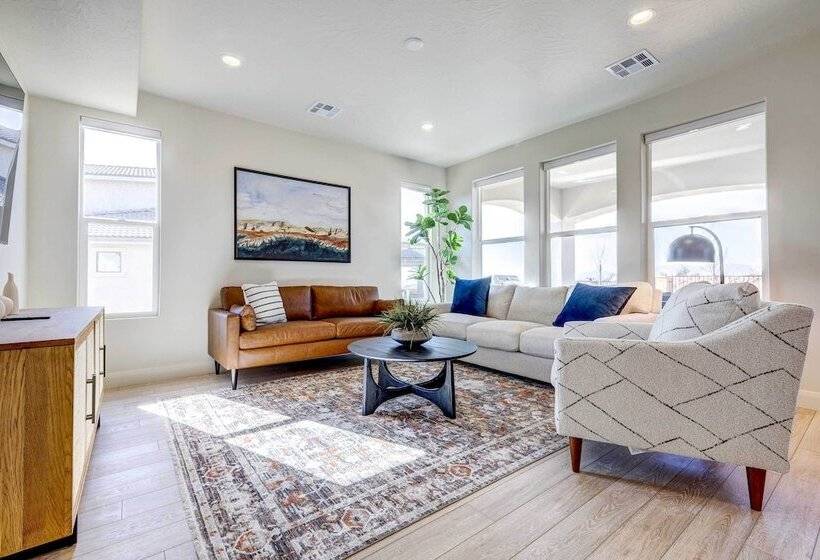 Washington Home W/ Mtn Views, Near Hiking!