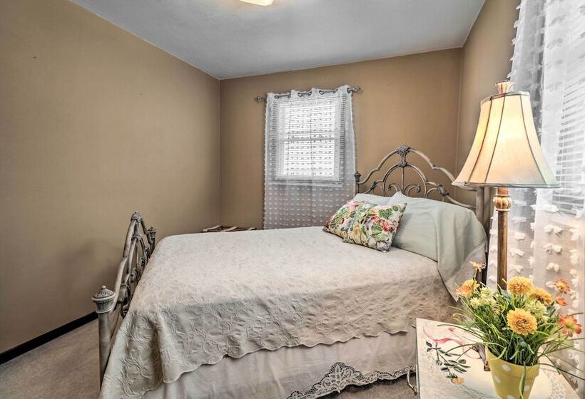 Watch The Sunrise At This Quaint Lake View Cottage