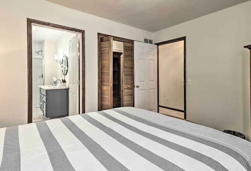 Watch The Sunrise At This Quaint Lake View Cottage