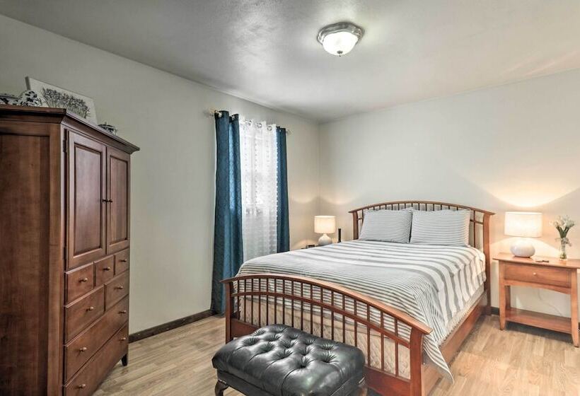 Watch The Sunrise At This Quaint Lake View Cottage