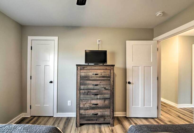 Barkley Breeze  Waterfront Home W/ Dock & Kayaks