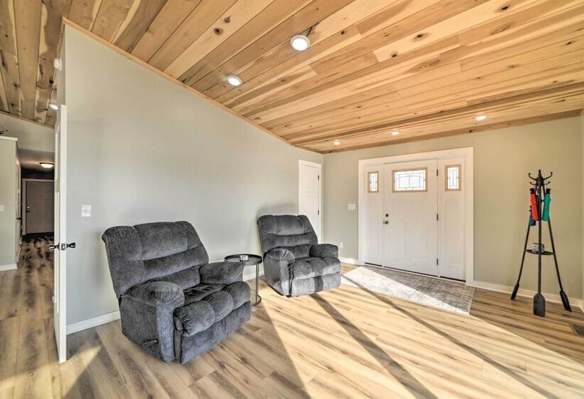 Barkley Breeze  Waterfront Home W/ Dock & Kayaks