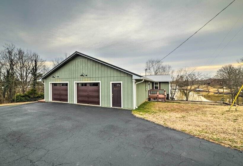 Barkley Breeze  Waterfront Home W/ Dock & Kayaks