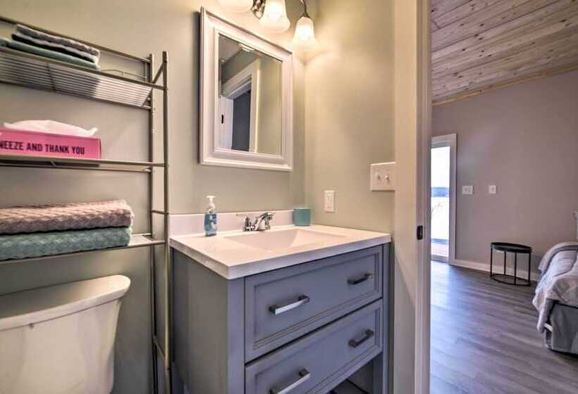 Barkley Breeze  Waterfront Home W/ Dock & Kayaks