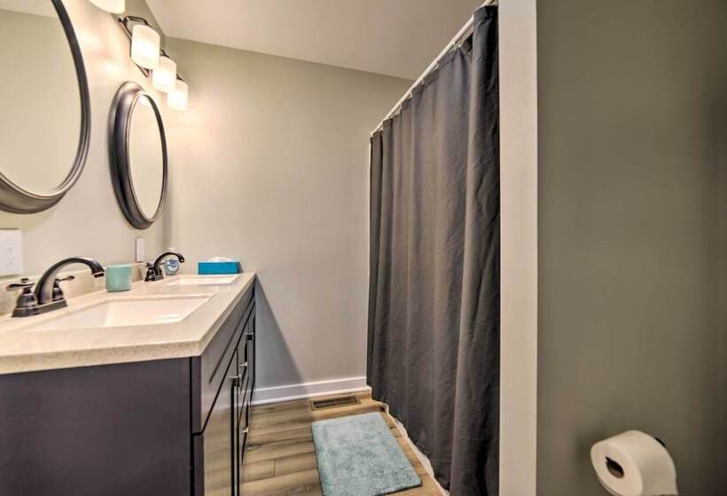 Barkley Breeze  Waterfront Home W/ Dock & Kayaks