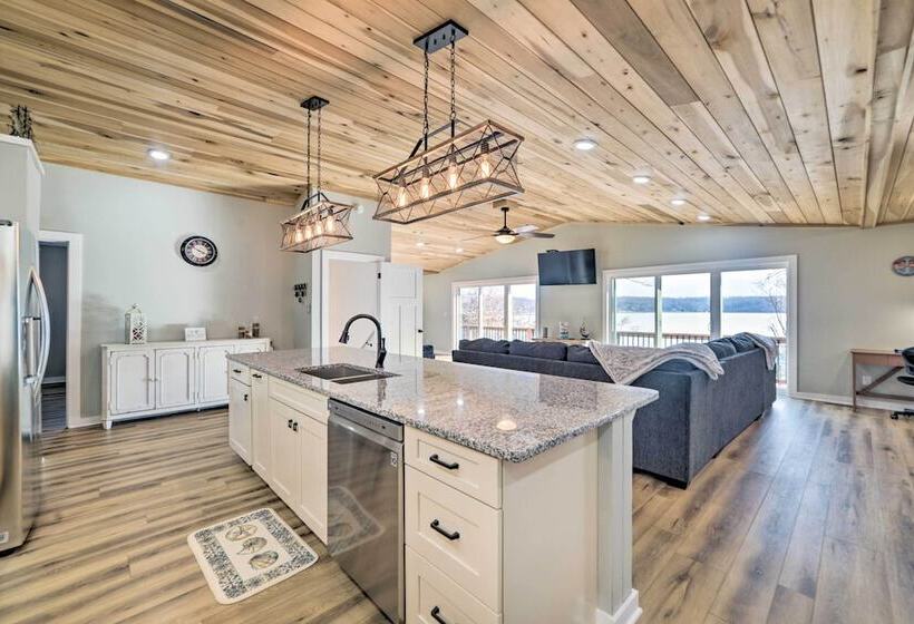 Barkley Breeze  Waterfront Home W/ Dock & Kayaks