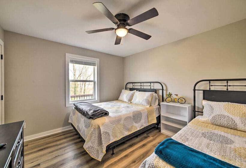 Barkley Breeze  Waterfront Home W/ Dock & Kayaks