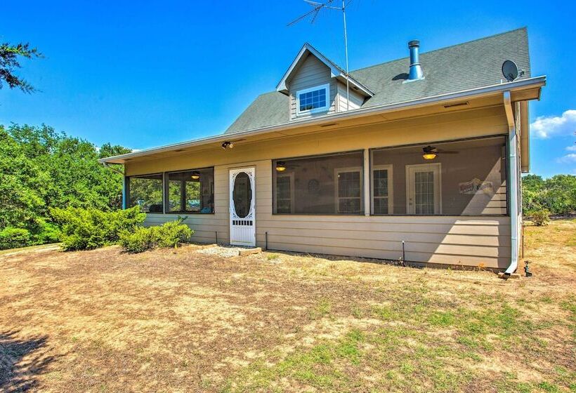 1/2 Mi To Lake Texoma: Home W/ Fire Pit & Grill!