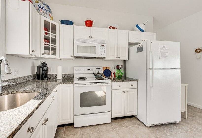 Cozy Wells Cottage W/ Pool Access: 1 Mi To Beach!