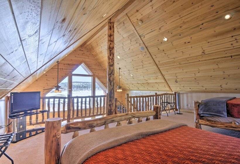 Whistling Woods Cabin: Meadow Views + Gas Grill!