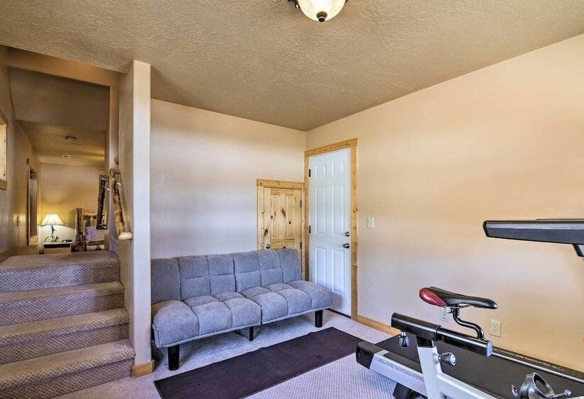 Whistling Woods Cabin: Meadow Views + Gas Grill!