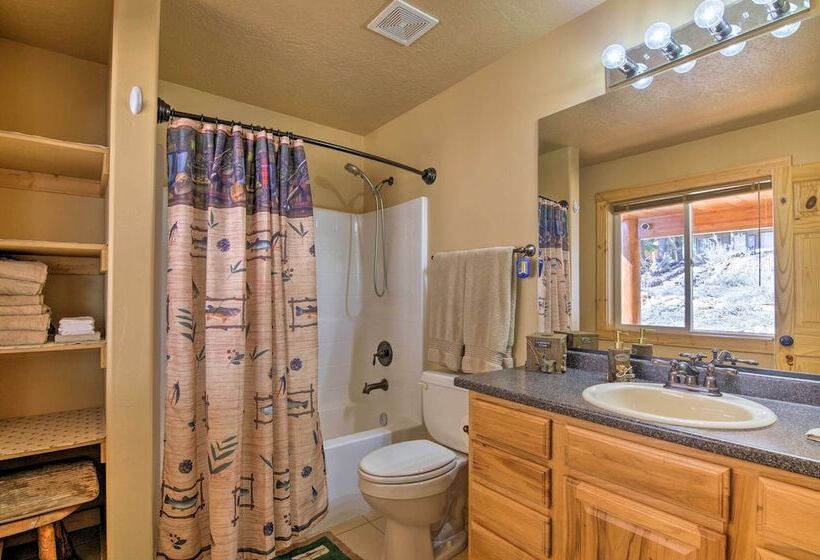 Whistling Woods Cabin: Meadow Views + Gas Grill!