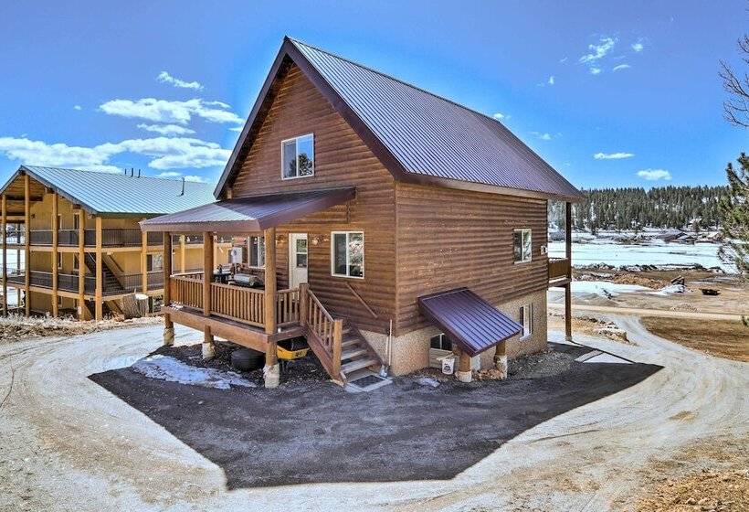 Whistling Woods Cabin: Meadow Views + Gas Grill!