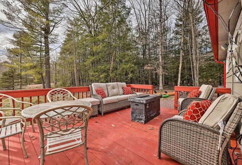 White Haven Lakeside Home W/ Kayaks & Fireplace!