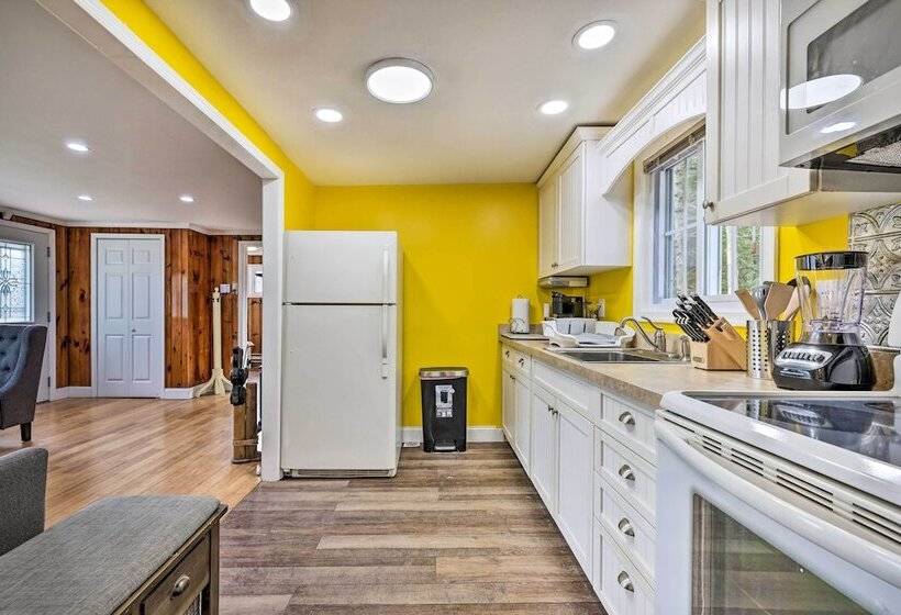 White Haven Lakeside Home W/ Kayaks & Fireplace!