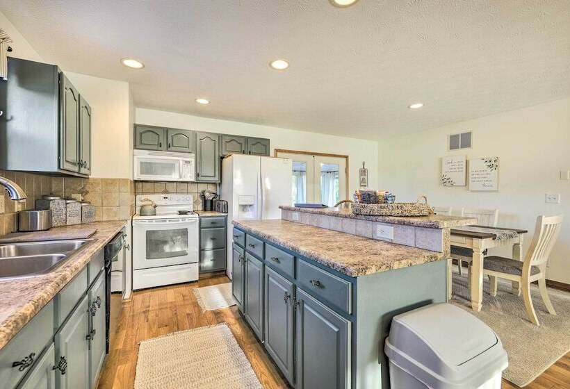 Williamstown Gem W/ Private Pool & Hot Tub!