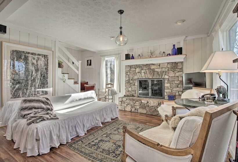 Wintergreen Resort Retreat W/ Hot Tub!