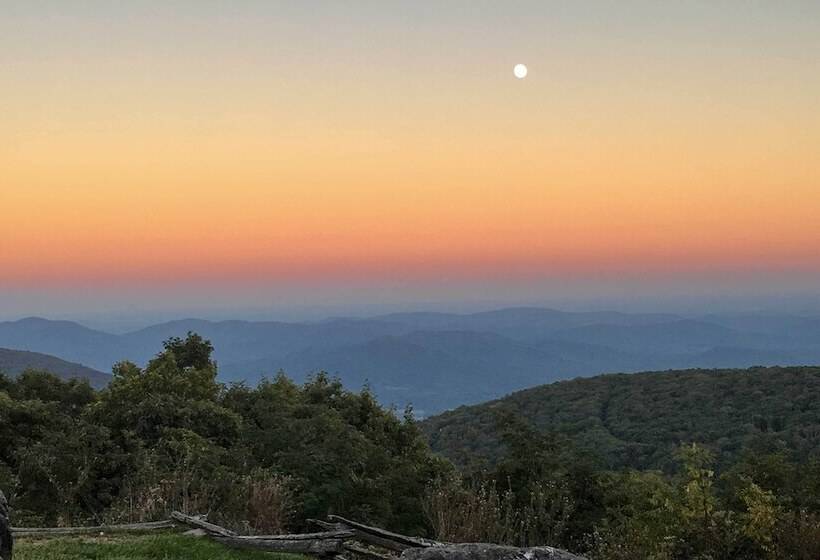 Wintergreen Resort Retreat W/ Hot Tub!