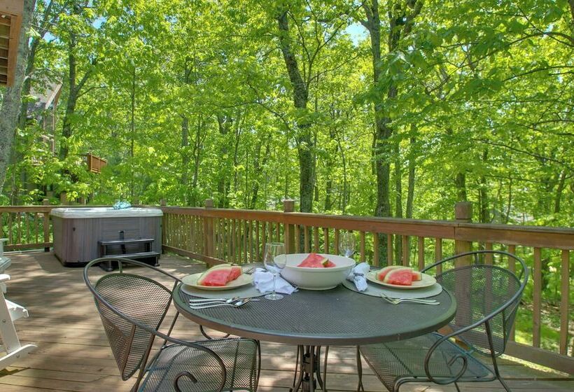 Wintergreen Resort Retreat W/ Hot Tub!