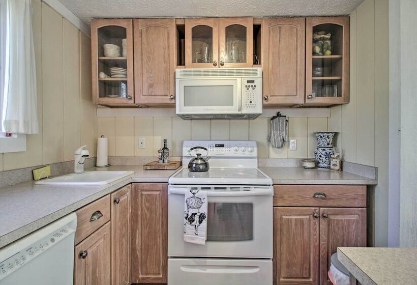 Wintergreen Resort Retreat W/ Hot Tub!