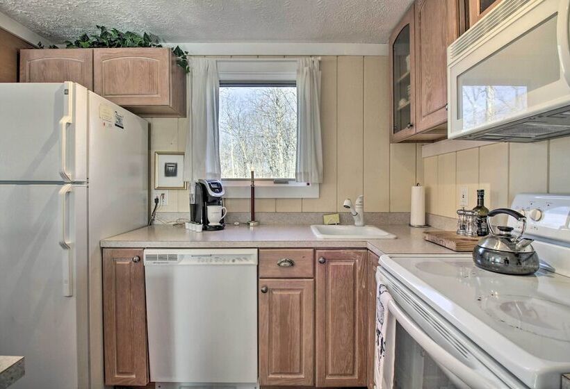 Wintergreen Resort Retreat W/ Hot Tub!