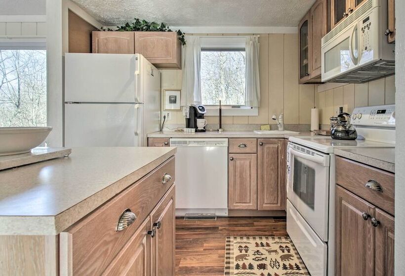 Wintergreen Resort Retreat W/ Hot Tub!