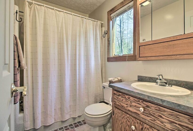 Wintergreen Resort Retreat W/ Hot Tub!