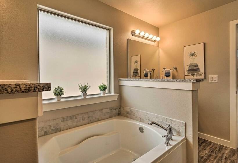 Wolfforth Home W/ Yard ~ 14 Mi To Lubbock