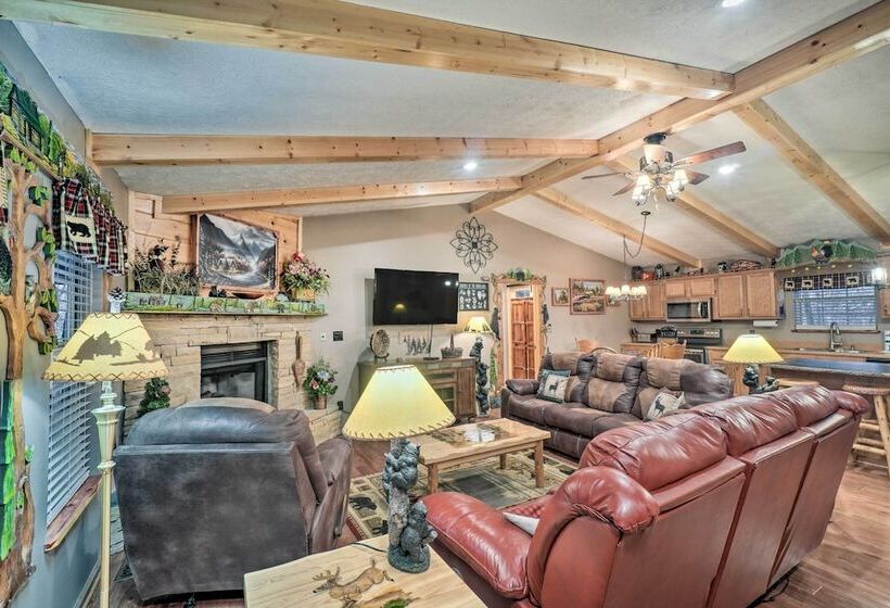 Woodsy Pigeon Forge Hideaway: Private Hot Tub