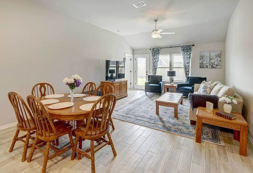 Bastrop Home W/ Yard, 28 Mi To Austin!