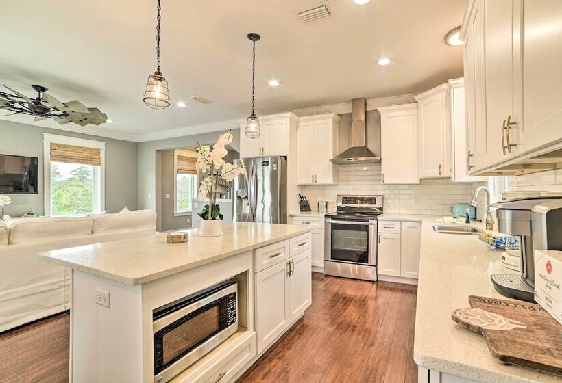 Beach Retreat W/ Rooftop Deck, Walk To Beach!