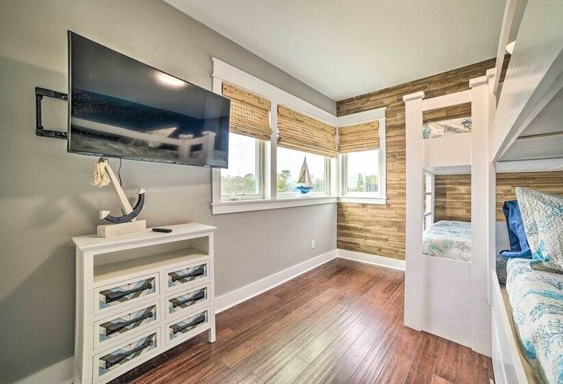 Beach Retreat W/ Rooftop Deck, Walk To Beach!