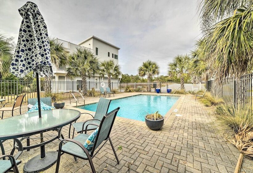 Beach Retreat W/ Rooftop Deck, Walk To Beach!