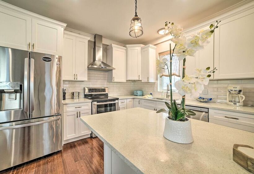 Beach Retreat W/ Rooftop Deck, Walk To Beach!