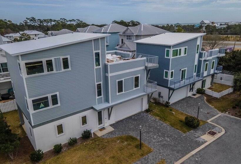 Beach Retreat W/ Rooftop Deck, Walk To Beach!