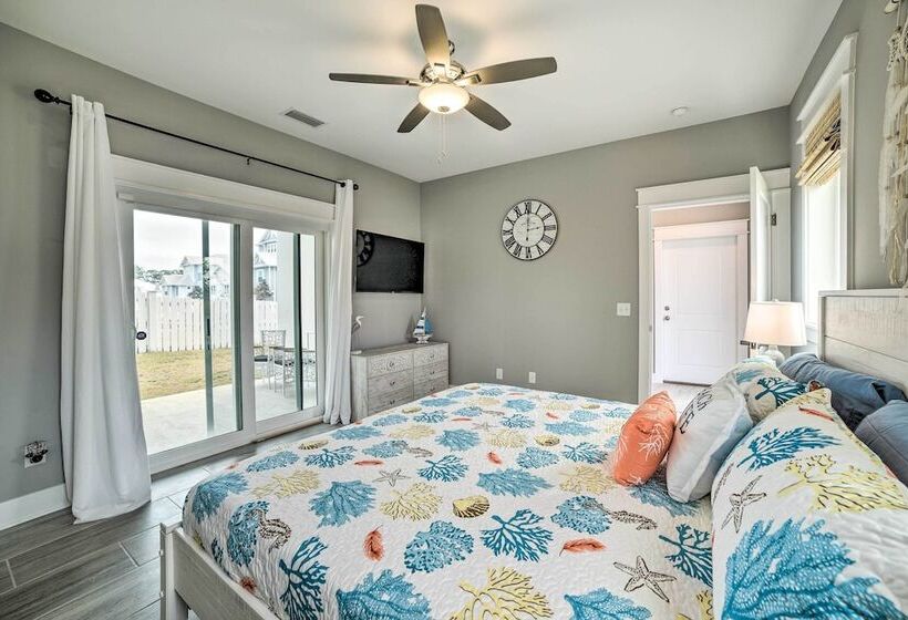 Beach Retreat W/ Rooftop Deck, Walk To Beach!
