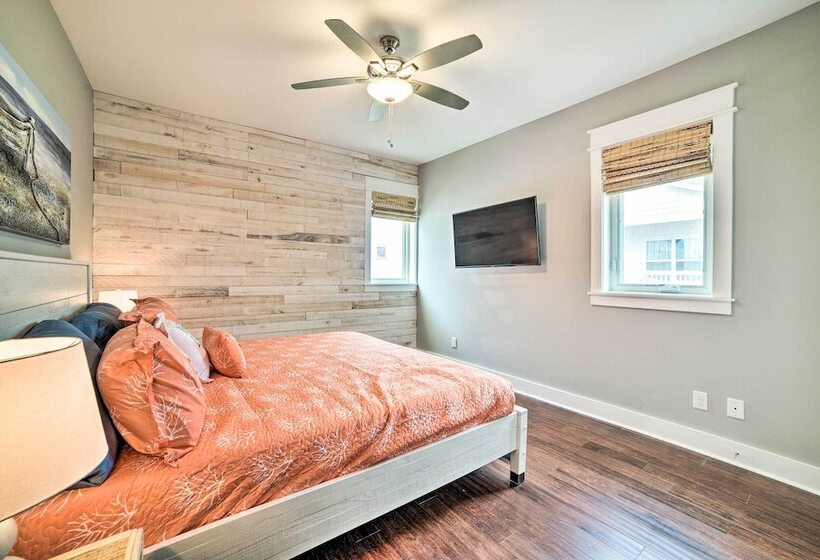 Beach Retreat W/ Rooftop Deck, Walk To Beach!