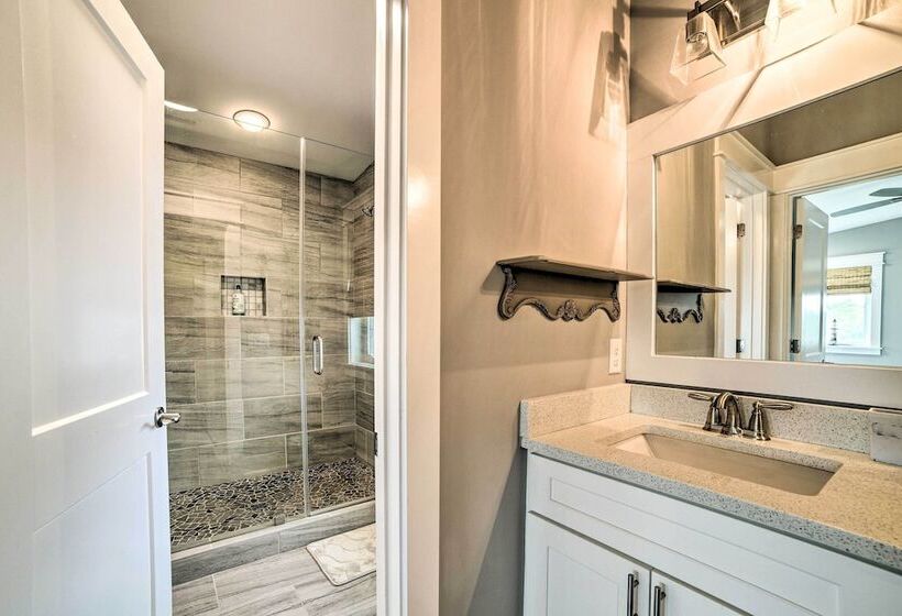 Beach Retreat W/ Rooftop Deck, Walk To Beach!