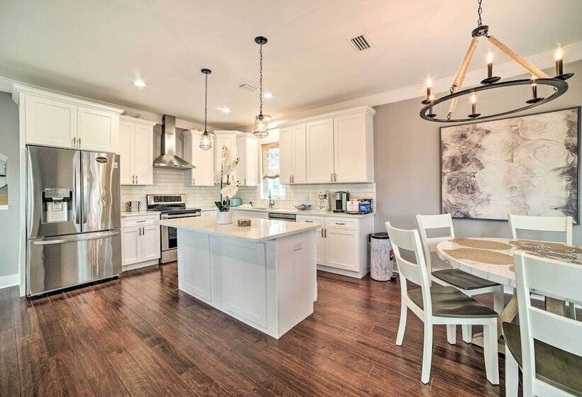 Beach Retreat W/ Rooftop Deck, Walk To Beach!