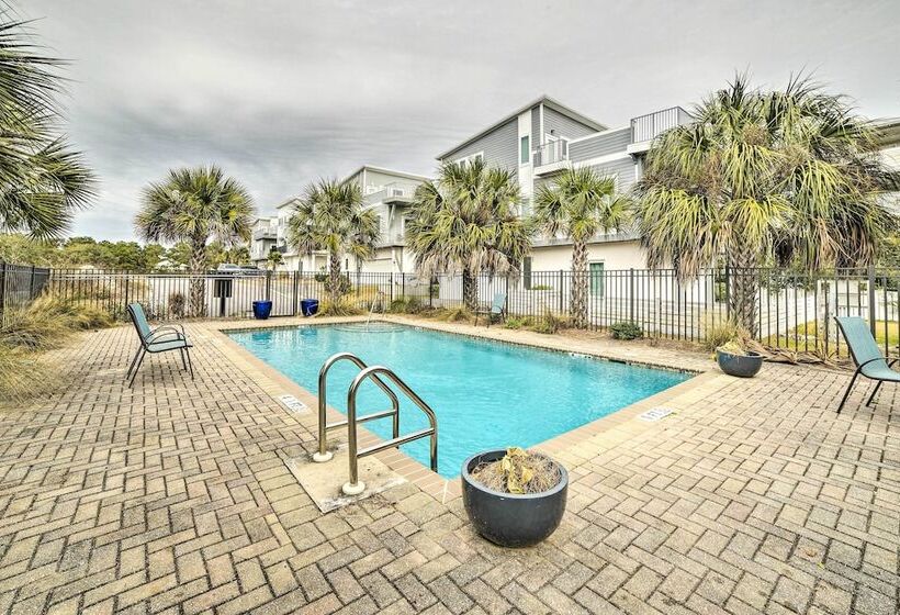 Beach Retreat W/ Rooftop Deck, Walk To Beach!