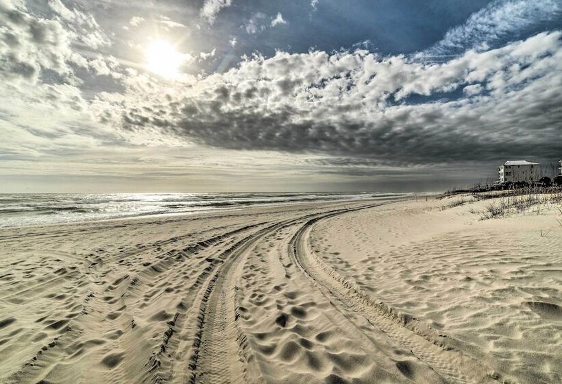 Beach Retreat W/ Rooftop Deck, Walk To Beach!