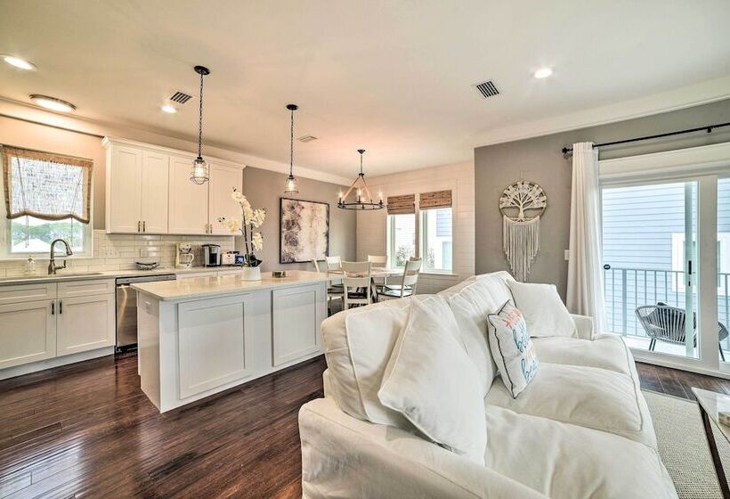 Beach Retreat W/ Rooftop Deck, Walk To Beach!