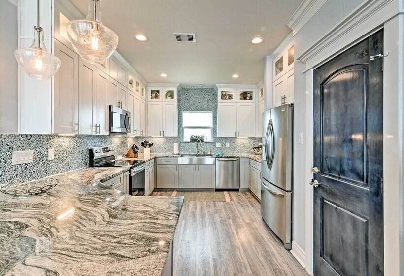 Beachfront Freeport Retreat: 16 Mi To Downtown!