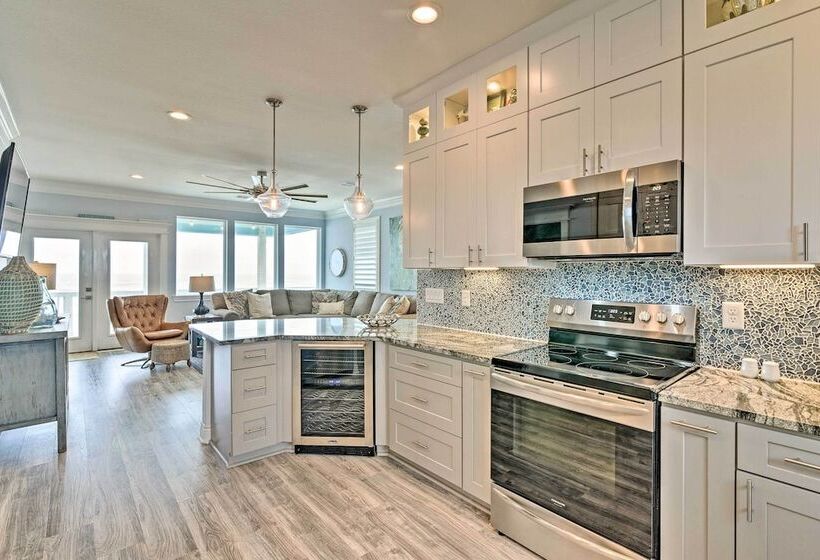 Beachfront Freeport Retreat: 16 Mi To Downtown!