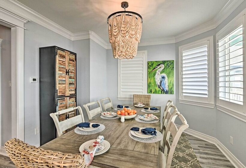 Beachfront Freeport Retreat: 16 Mi To Downtown!