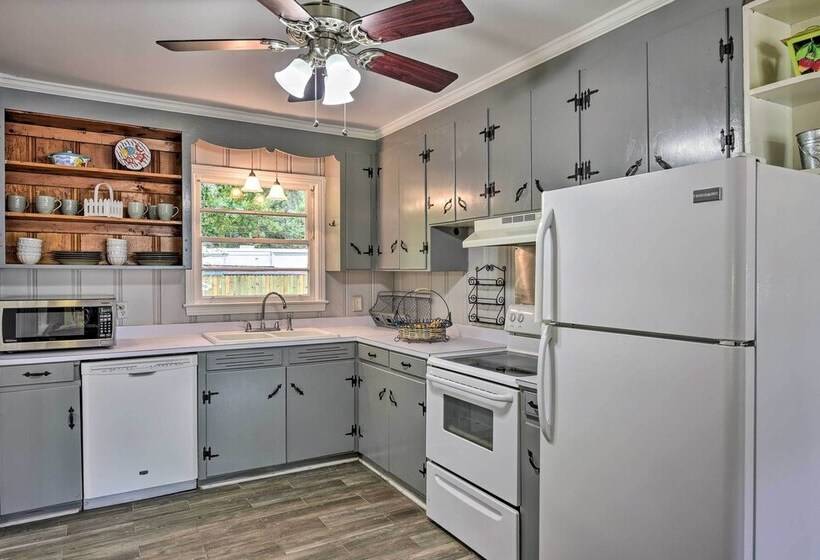 Beaufort Home W/porch, 4 Mi. From Downtown!