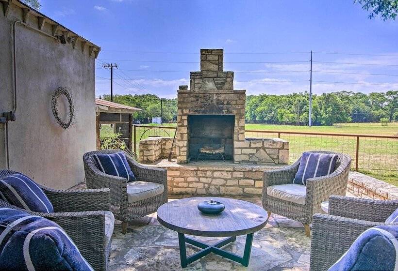 Beautiful Hill Country Cottage   Walk To Downtown!