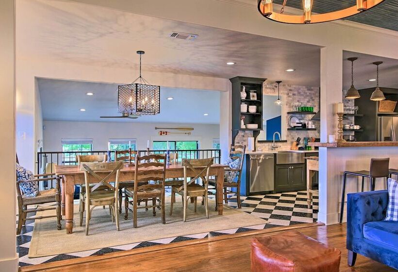 Beautiful Hill Country Cottage   Walk To Downtown!